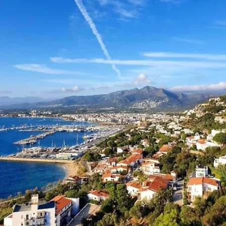 Near Apartamento Montjoi
