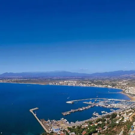 Near Apartamento Montjoi